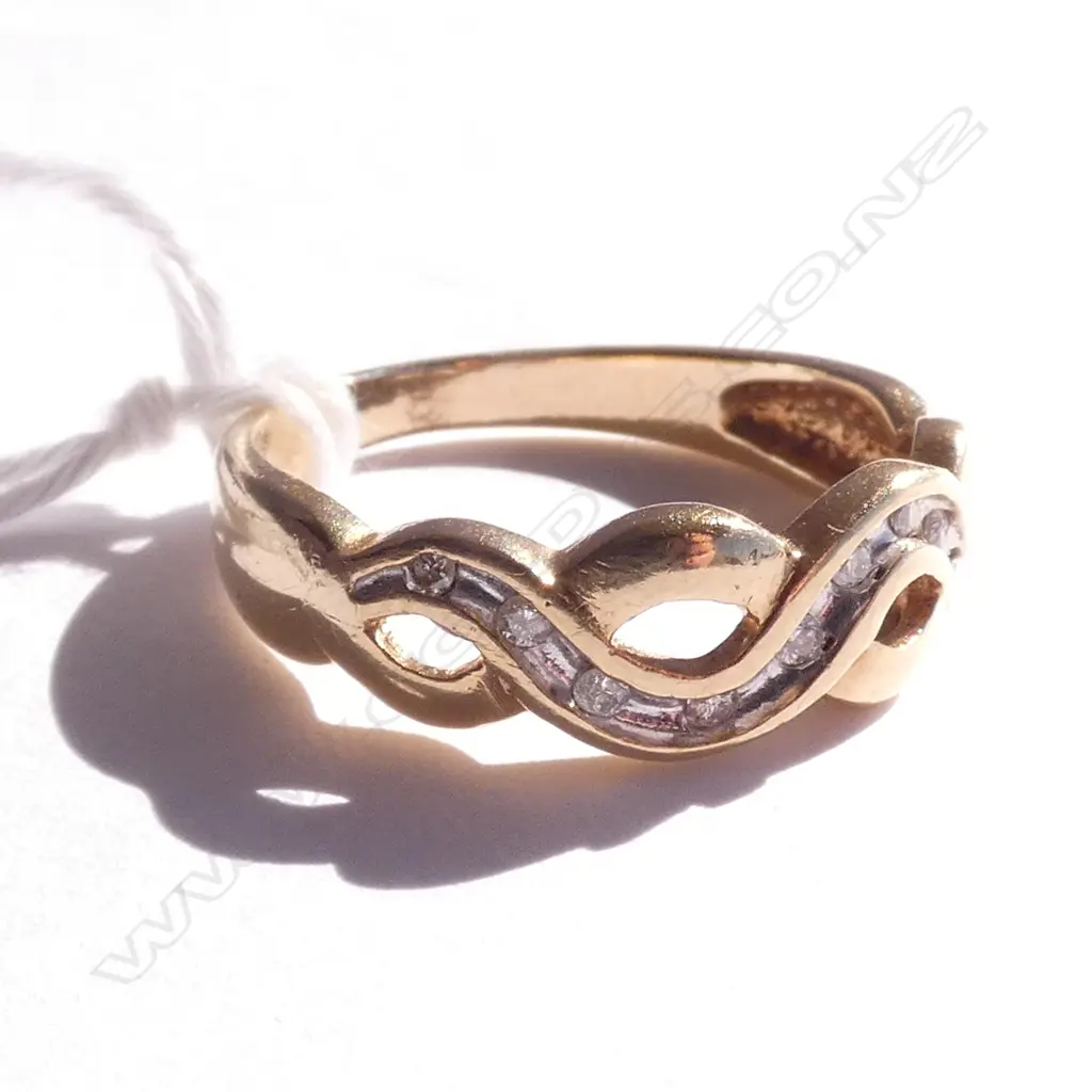 9ct GOLD  AND DIAMOND SET BAND 2.69gm Image 1++