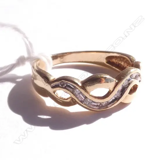 9ct GOLD  AND DIAMOND SET BAND 2.69gm