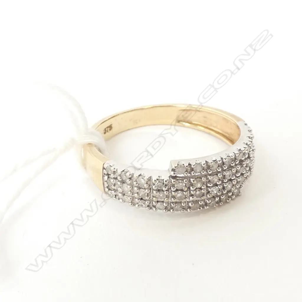 9ct GOLD AND DIAMOND BAND 2.04gm Image 1++