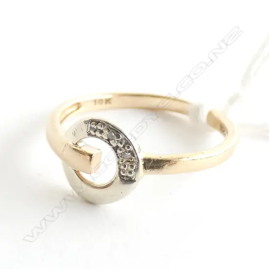 10CT GOLD AND DIAMOND RING 1.83gm