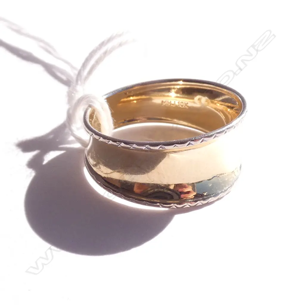 10ct GOLD BAND 1.59gm Image 1++