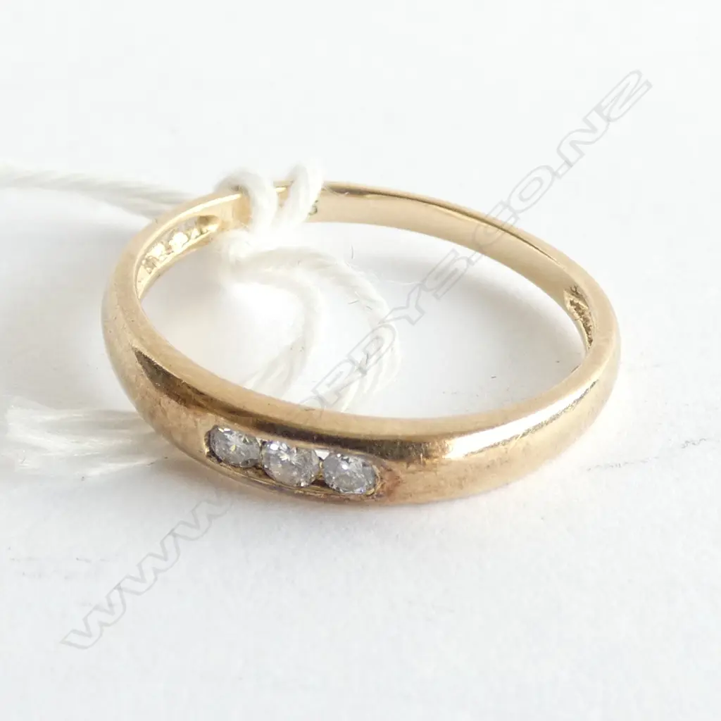 9CT GOLD AND DIAMOND SET BAND 1.42gm Image 1++