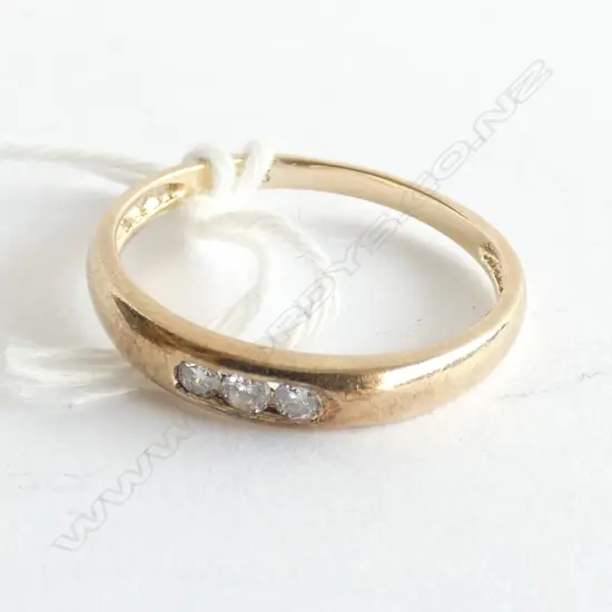 9CT GOLD AND DIAMOND SET BAND 1.42gm