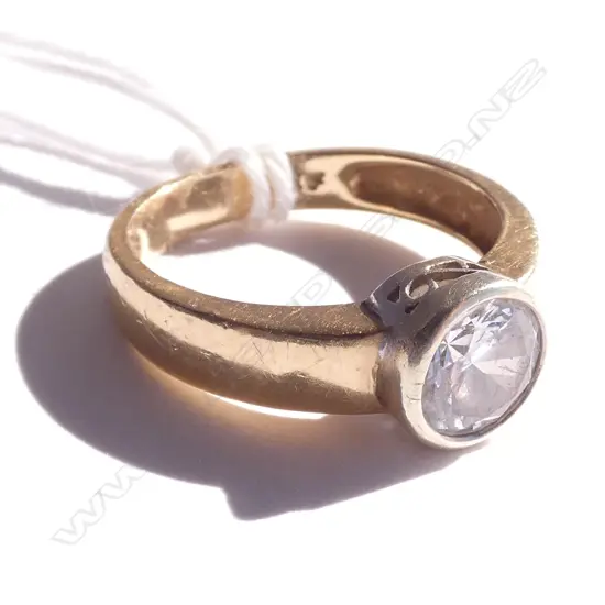 14CT GOLD AND FAUX DIAMOND RING 3.78gm