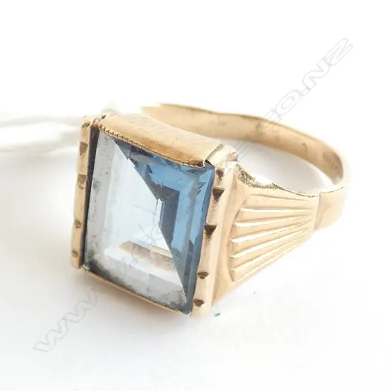 9CT BLUE GLASS STONE RING 5 GRAMS