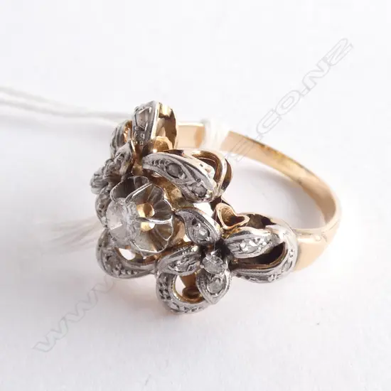 14ct GOLD AND DIAMOND ANTIQUE RING...