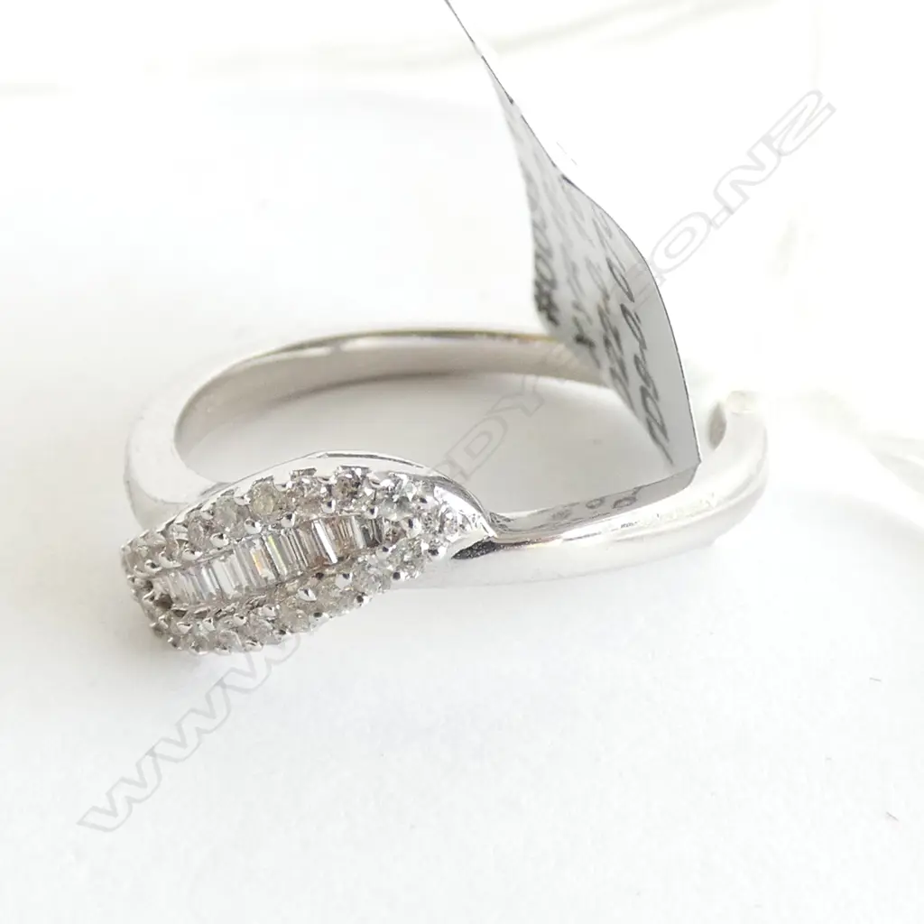 18CT WHITE GOLD AND DIAMOND BAND TDW 0.23ct Image 1++