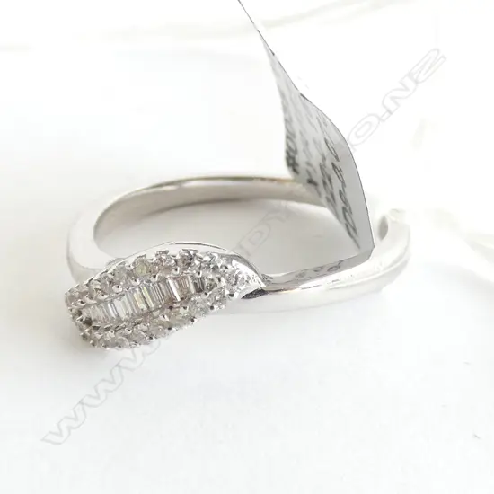 18CT WHITE GOLD AND DIAMOND BAND TDW 0.23ct