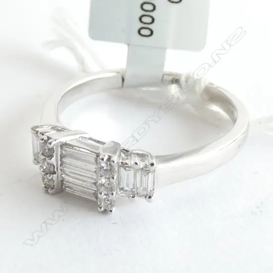 18CT WHITE GOLD AND DIAMOND RING TDW 0.62ct