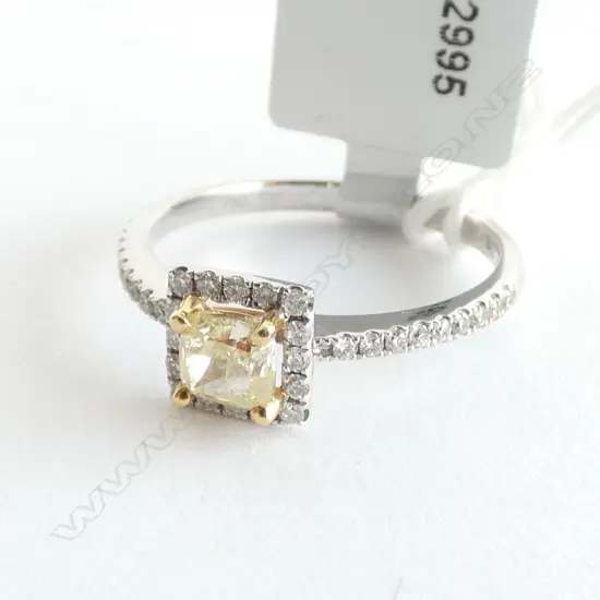 18CT WHITE GOLD AND DIAMOND RING TDW 0.70ct