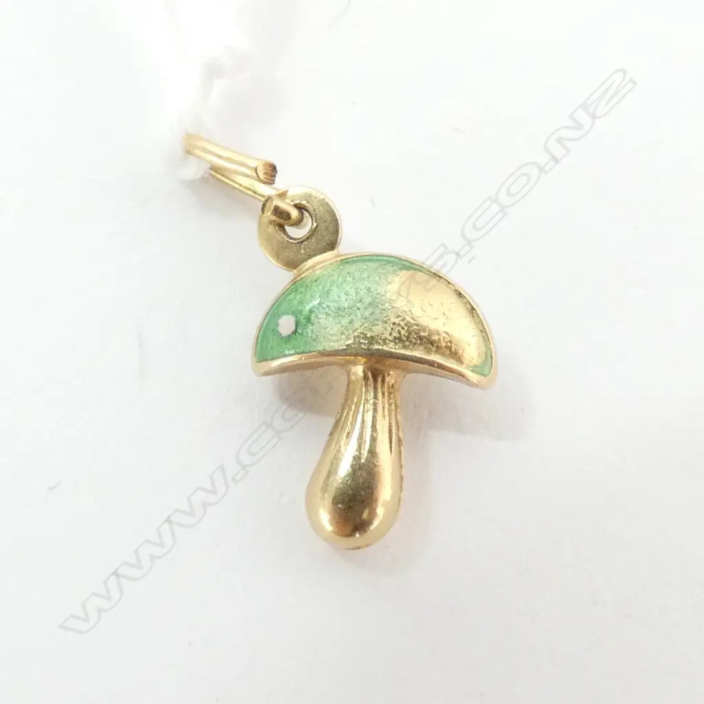 PENDANT, 18ct GOLD, ENAMELLED MUSHROOM 1.3gm a/f Image 1++