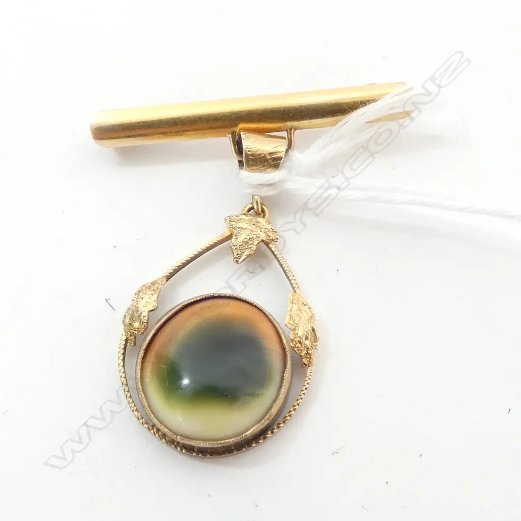 BROOCH/HANGING CATSEYE, SET IN 9ct GOLD, 4.3gm Image 1++