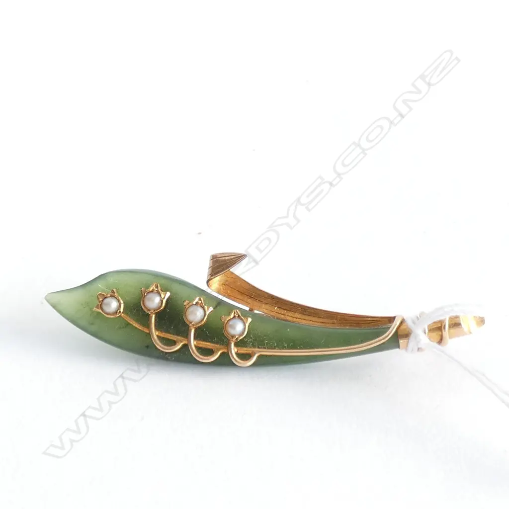 (19660) 15CT GOLD GREENSTONE & PEARL BROOCH.. Image 1++