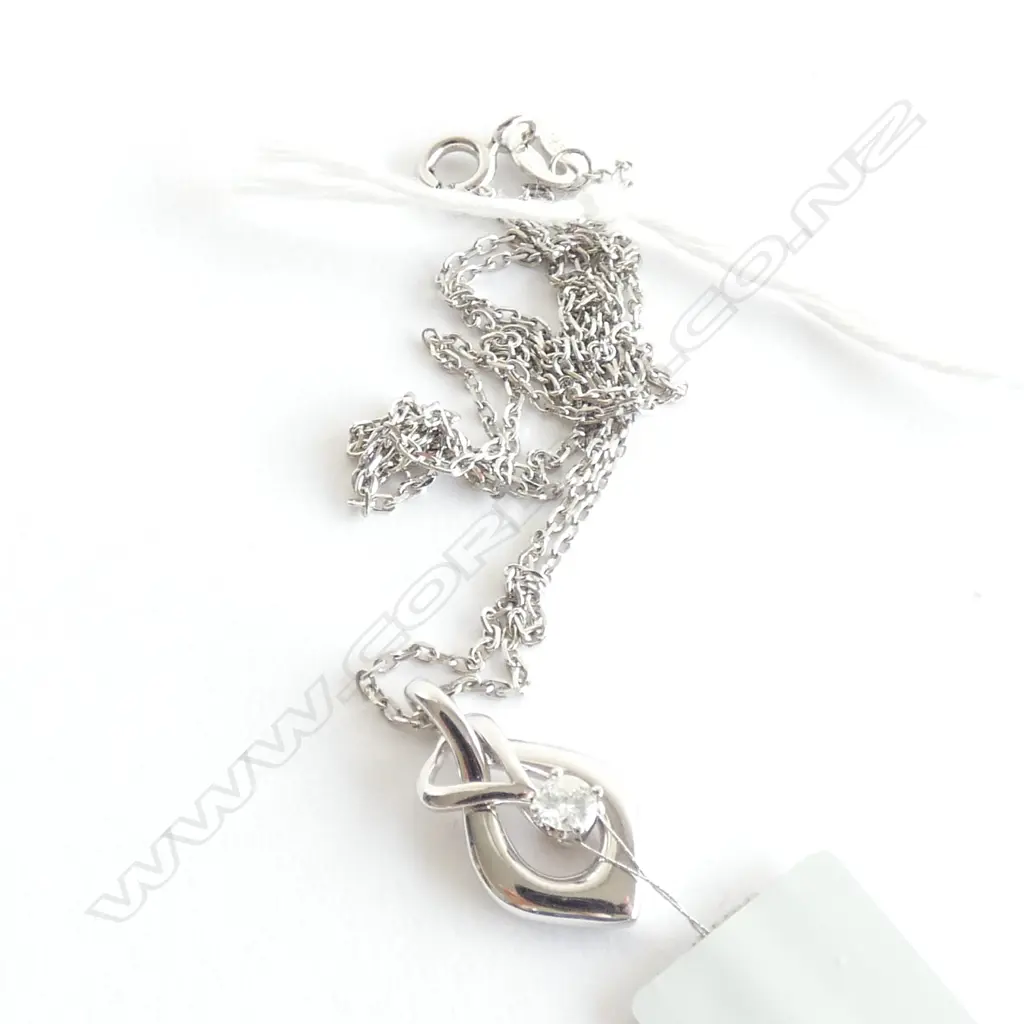 18CT WHITE GOLD AND DIAMOND PENDANT ON SILVER CHAIN TDW 0.10ct Image 1++