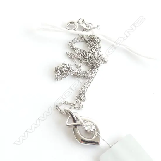 18CT WHITE GOLD AND DIAMOND PENDANT ON SILVER CHAIN TDW 0.10ct
