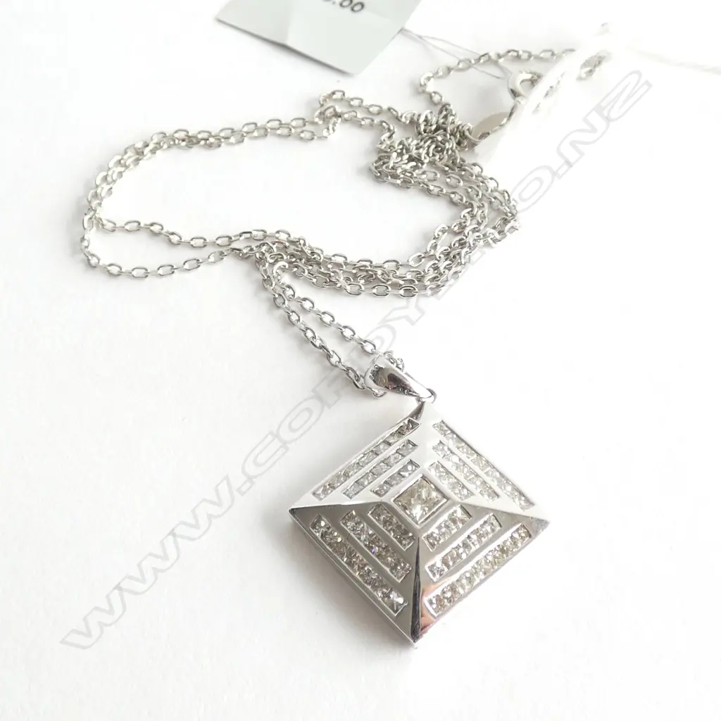 18ct WHITE GOLD AND DIAMOND PENDANT ON SILVER CHAIN TDW 1.01ct Image 1++