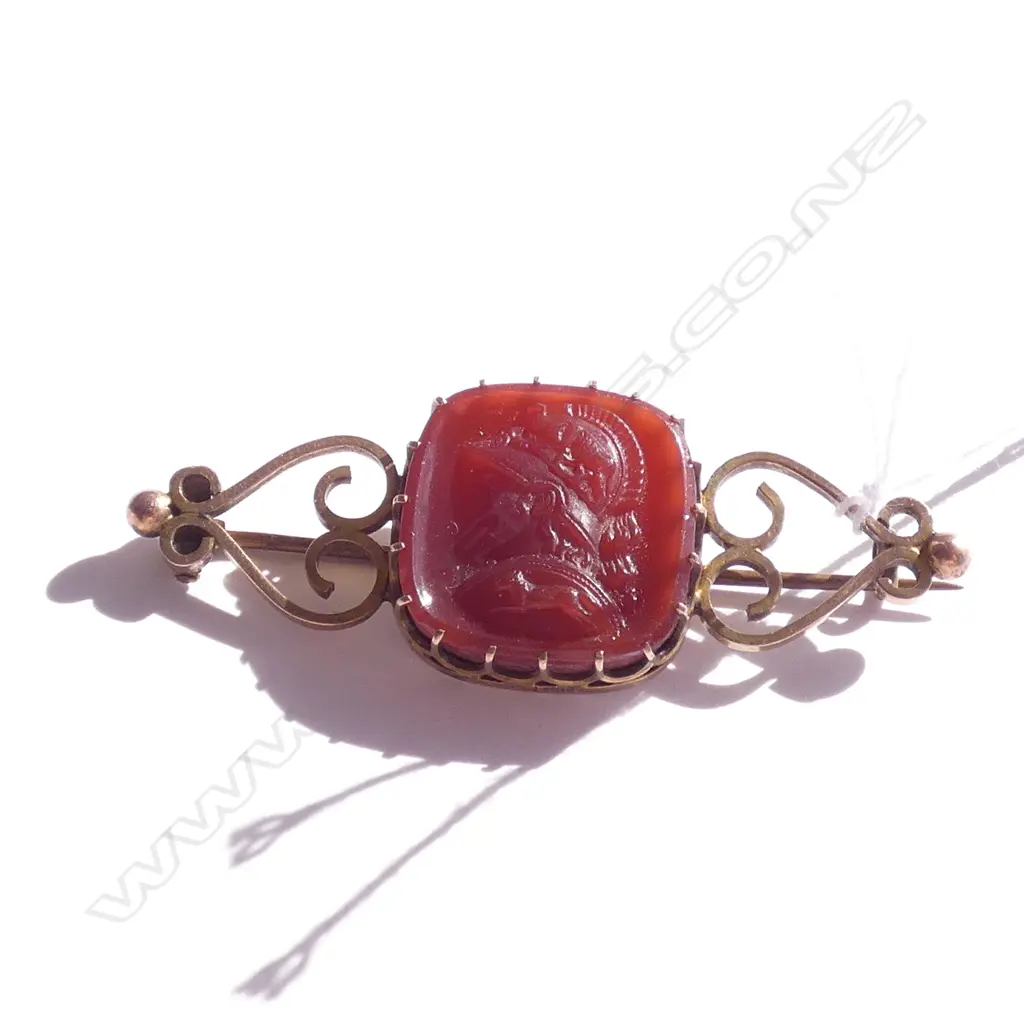 (19707) C1900 9CT GOLD & GLADIATOR PANEL BROOCH Image 1++