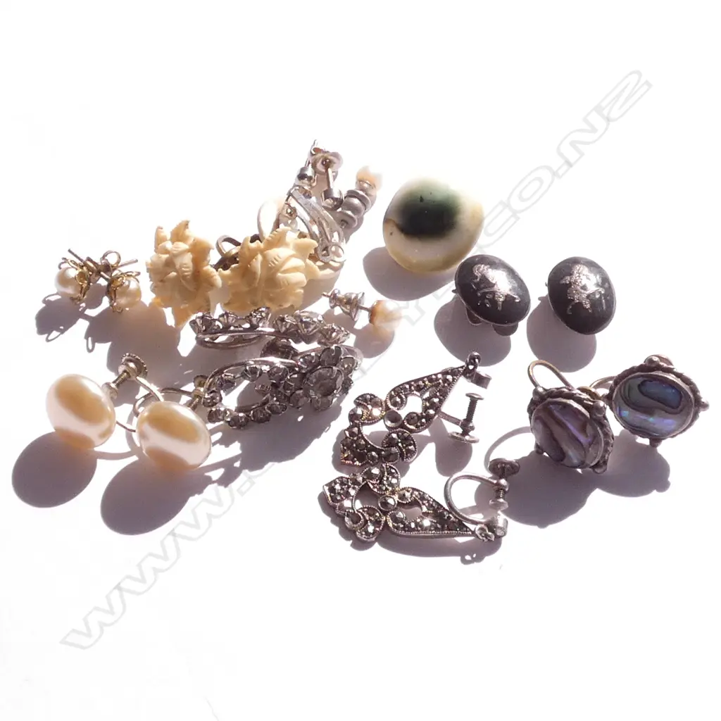 BOX OF EARRINGS Image 1++