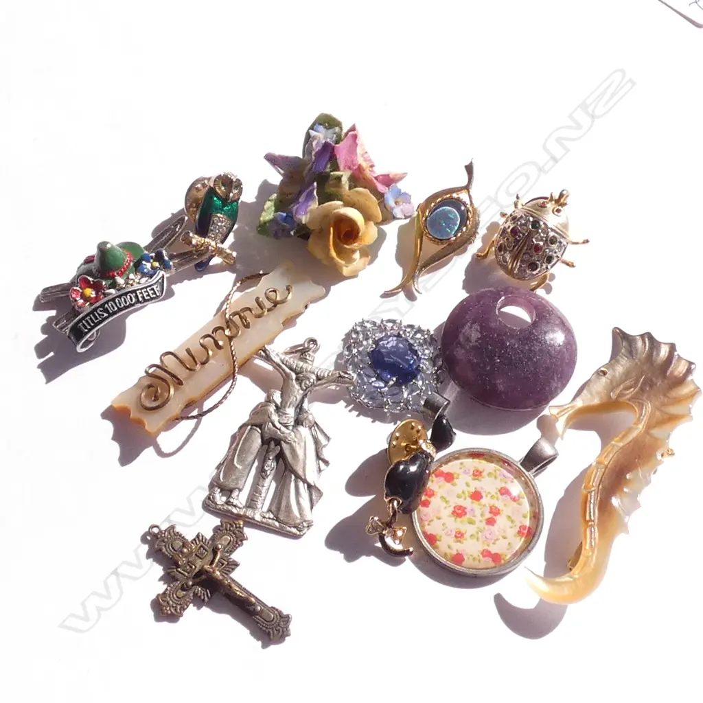 BOX OF BROOCHES Image 1++