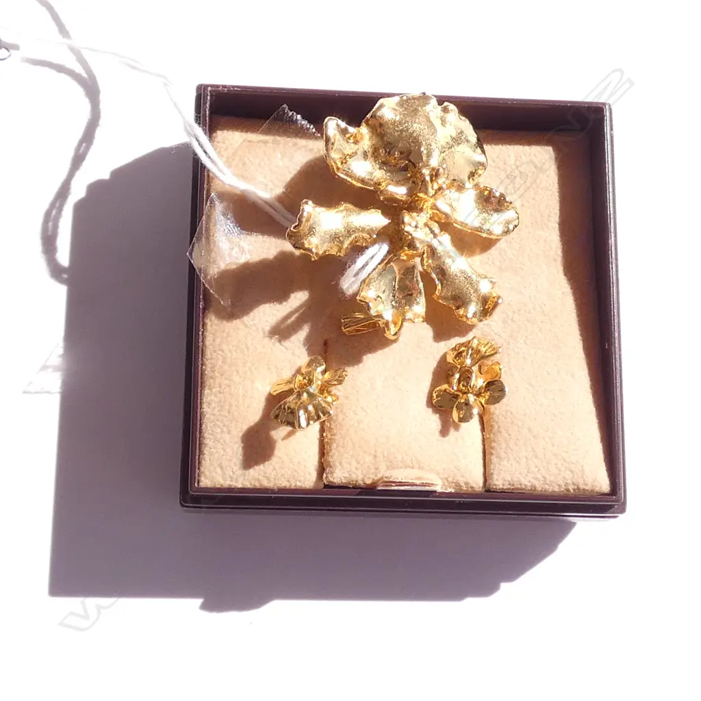 GOLD PLATED ORCHID BROOCH AND PAIR OF EARRINGS Image 1++
