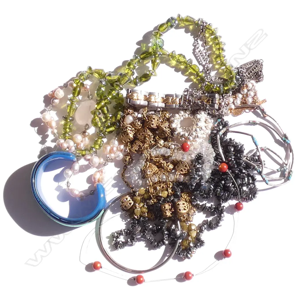 BOX OF NECKLACES AND BRACELETS Image 1++