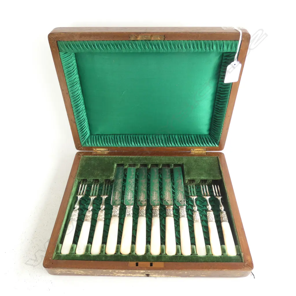 12 PCE VICTORIAN CUTLERY SET, CASED  Image 1++