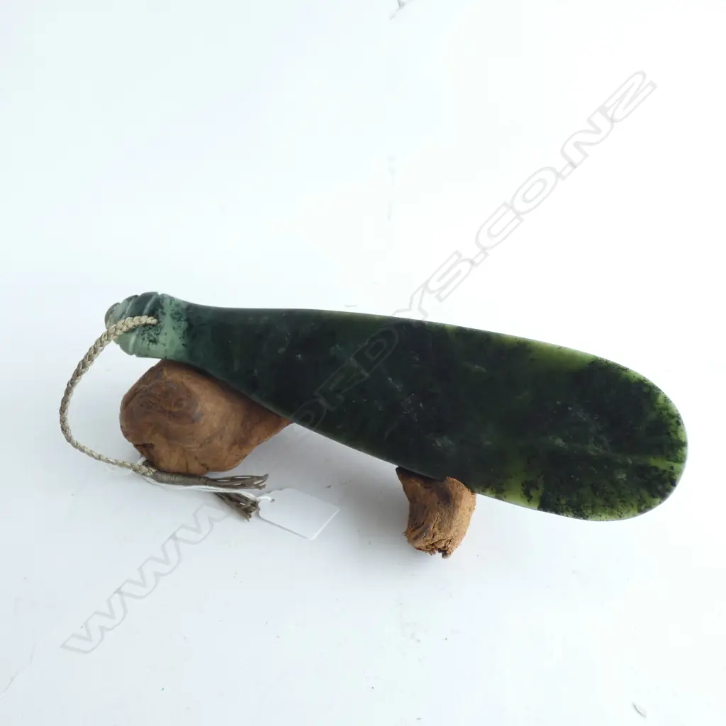POUNAMU MERE & DRIFTWOOD STAND L. 285mm Image 1++