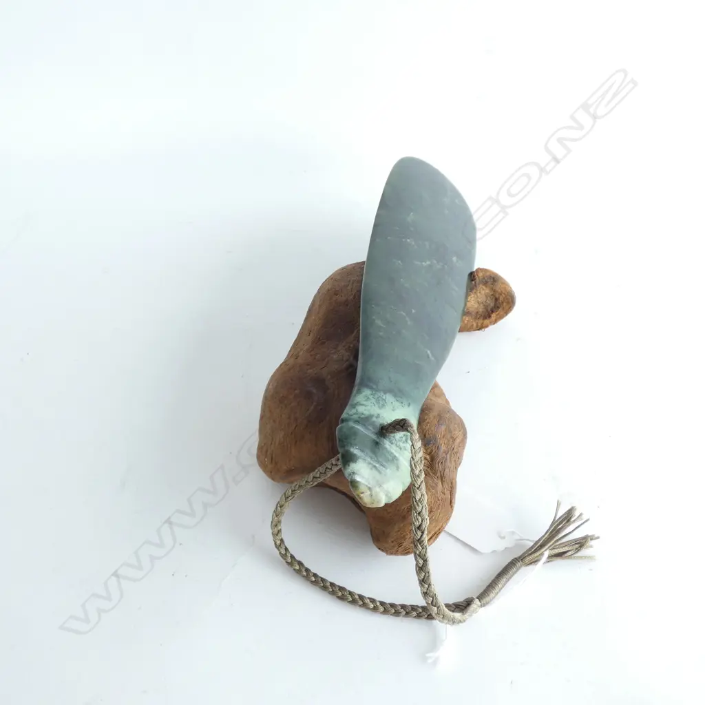 POUNAMU MERE & DRIFTWOOD STAND L. 285mm Image 1++