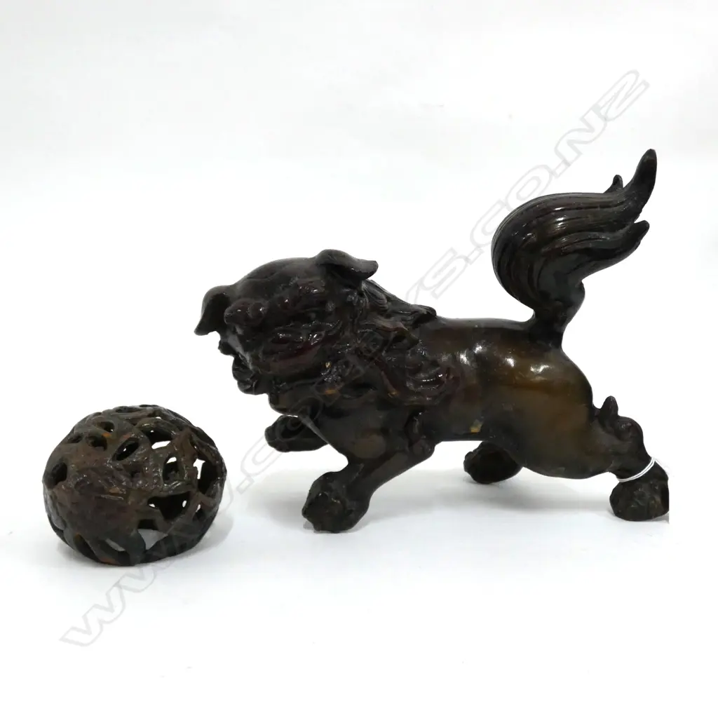 ORIENTAL METAL DOG ON BALL L.310mm Image 1++
