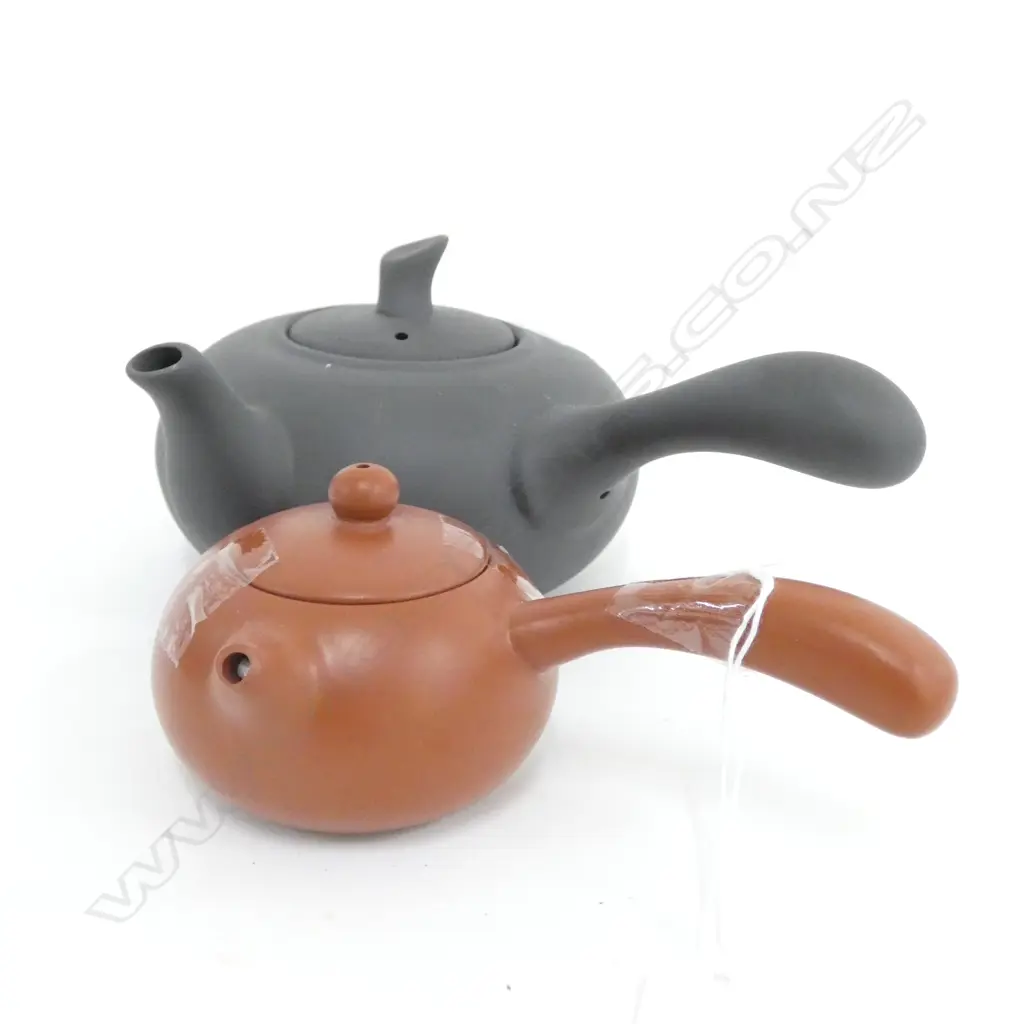 2 CHINESE ZI SHA TEAPOTS WITH HANDLES L 210 MM Image 1++