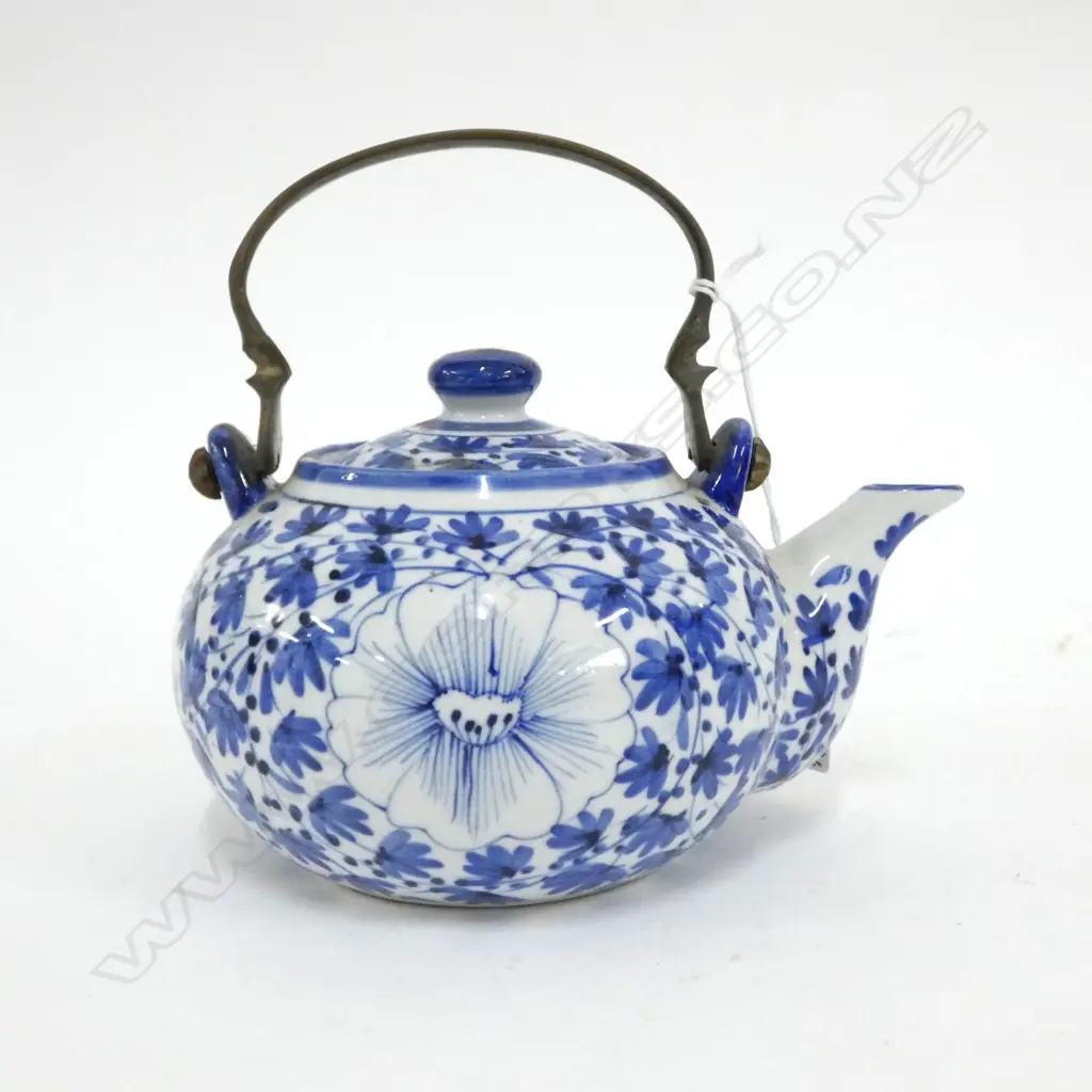 CHINESE B/W TEAPOT H.155mm Image 1++