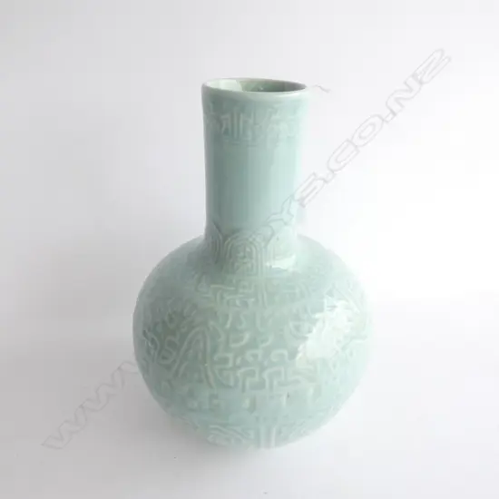 CHINESE QIANLONG LONGQUAN STYLE CELADON VASE H. 310MM...