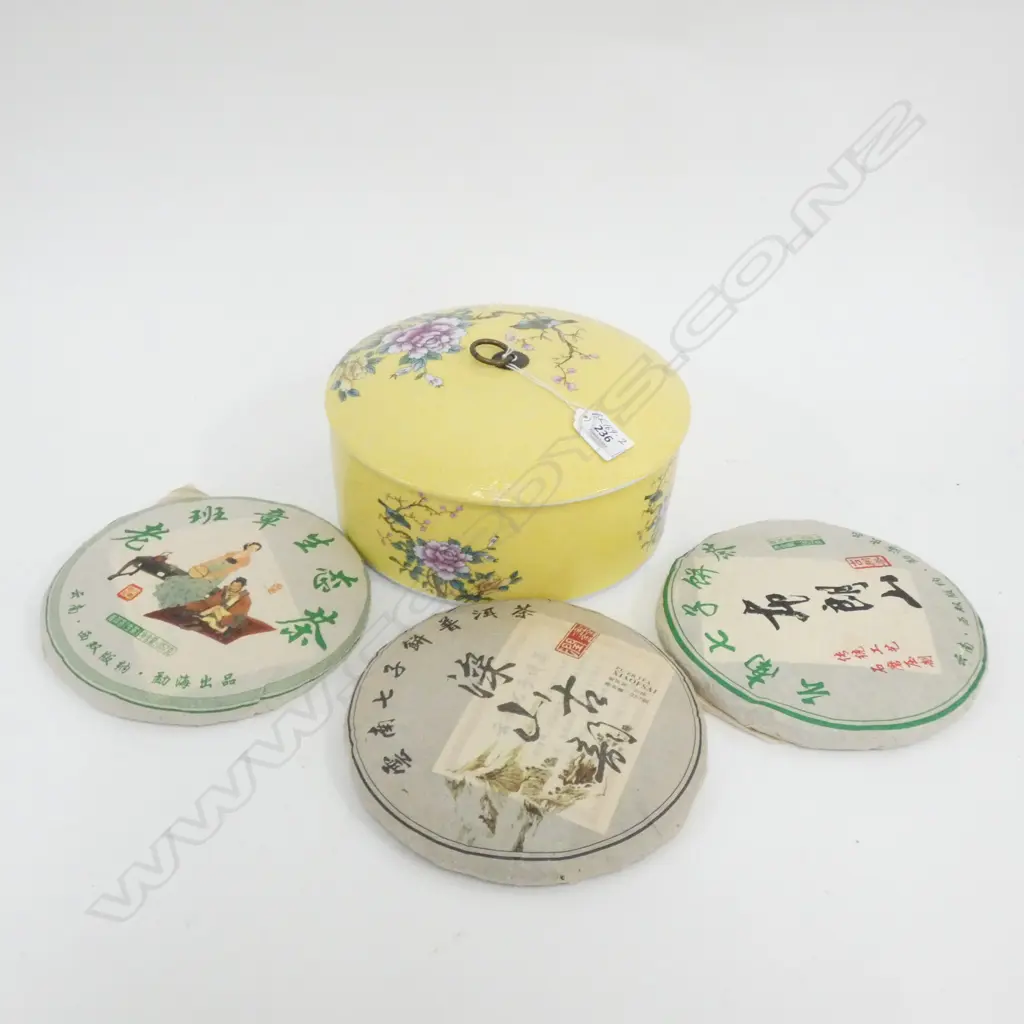 FINE ORIENTAL PORCELAIN TEA BOX WITH 3 TEA CAKES Image 1++
