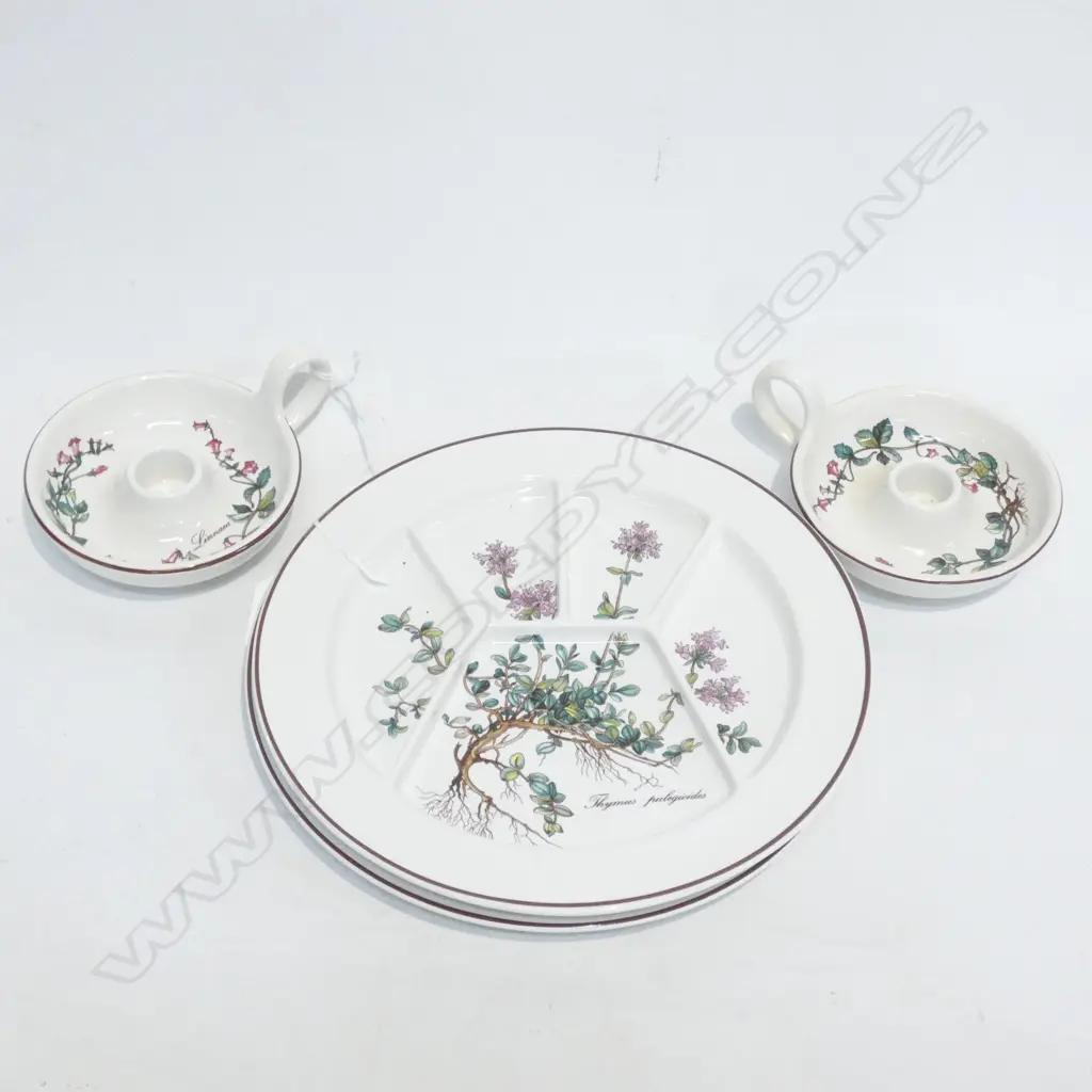 PR VILLEROY & BOCH DIVIDED PLATES (DIA 245MM) & PR CANDLE HOLDERS Image 1++
