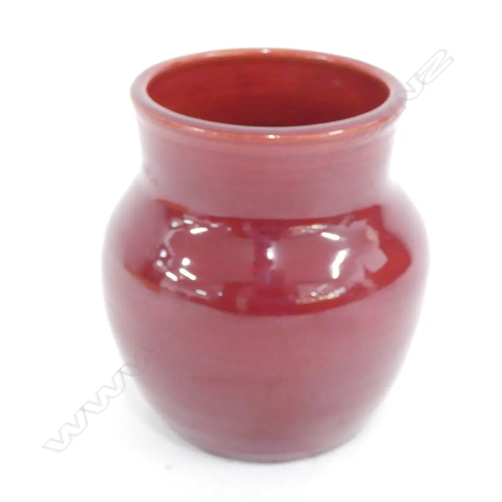 OLIVE JONES NZ POTTERY RED VASE H.140MM Image 1++