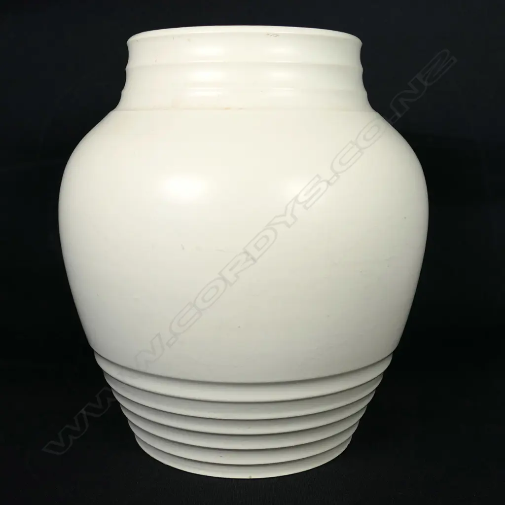 CROWN LYNN ERNEST SHUFFLEBOTHAM RIBBED VASE, H. 190MM, FAULTS Image 1++