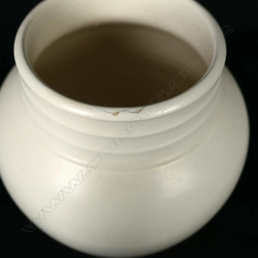 CROWN LYNN ERNEST SHUFFLEBOTHAM RIBBED VASE, H. 190MM, FAULTS Image 1++