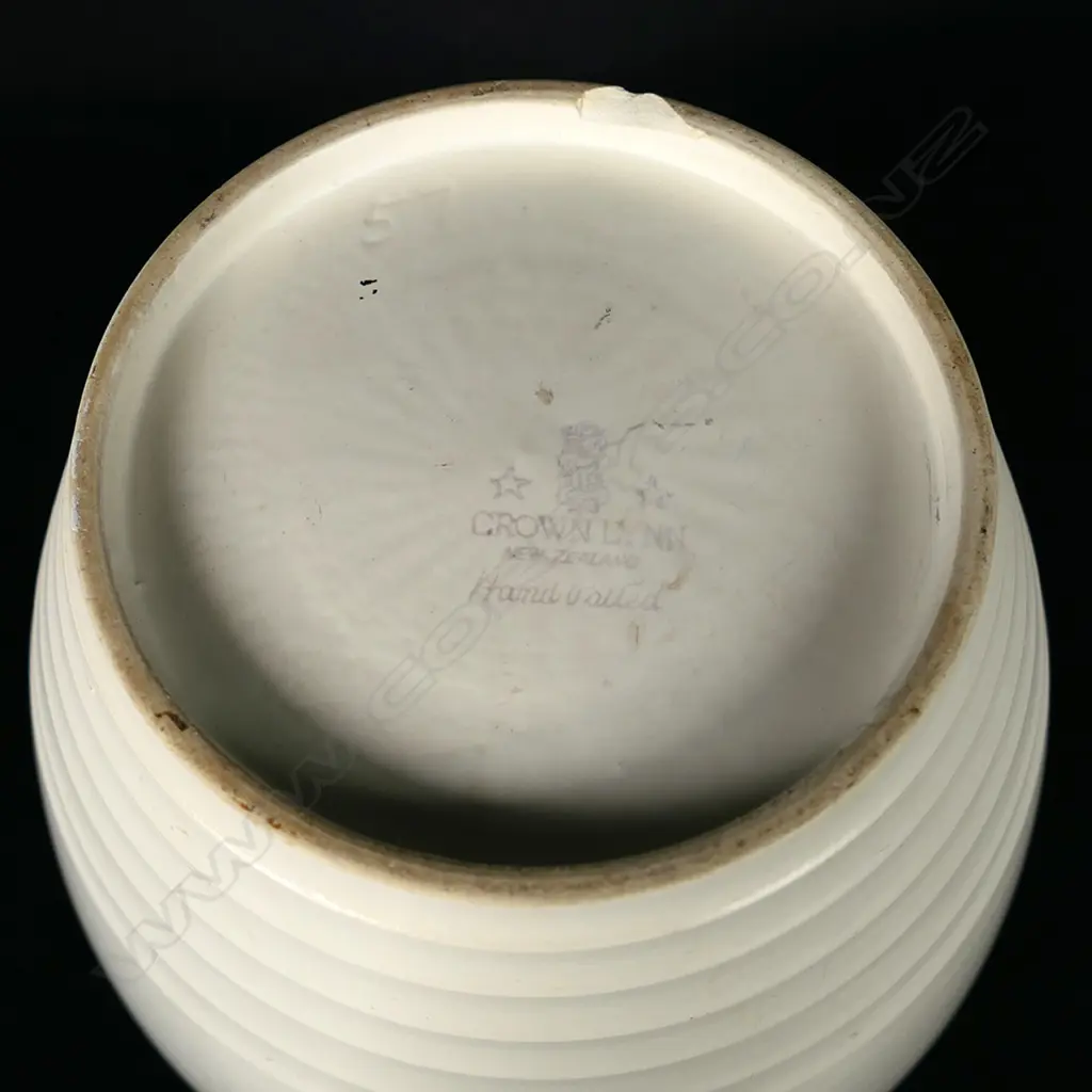 CROWN LYNN ERNEST SHUFFLEBOTHAM RIBBED VASE, H. 190MM, FAULTS Image 1++