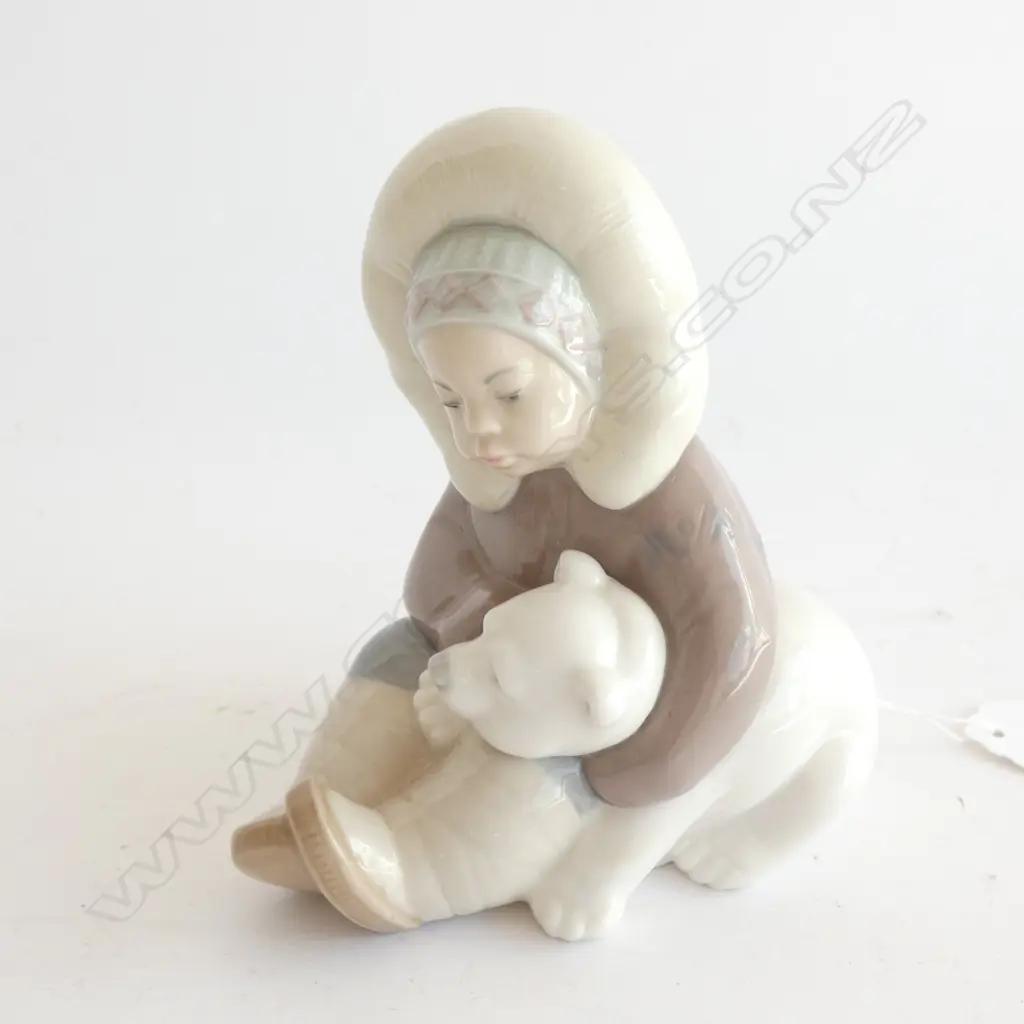 LLADRO INUIT GIRL WITH POLAR BEAR CUB #1195 Image 1++