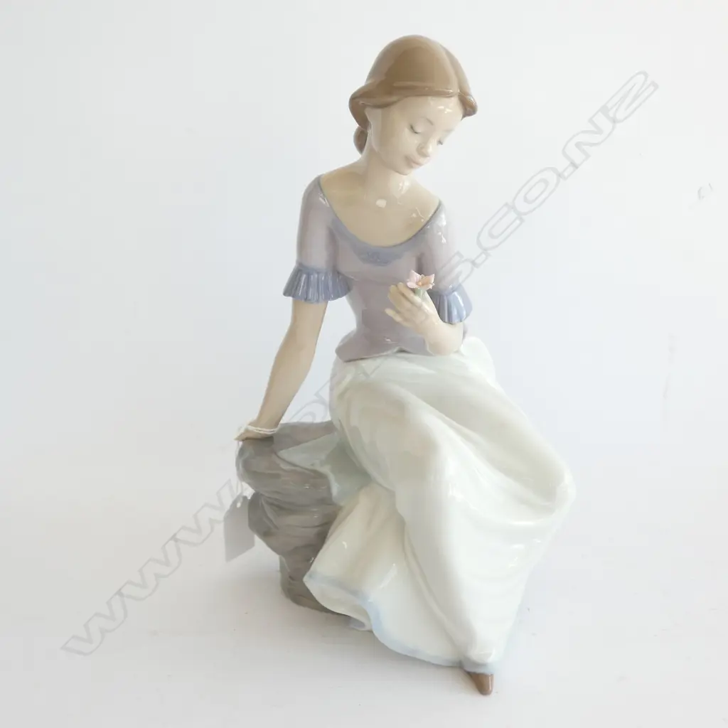 NAO LADY WITH FLOWER #1392 H.270mm Image 1++