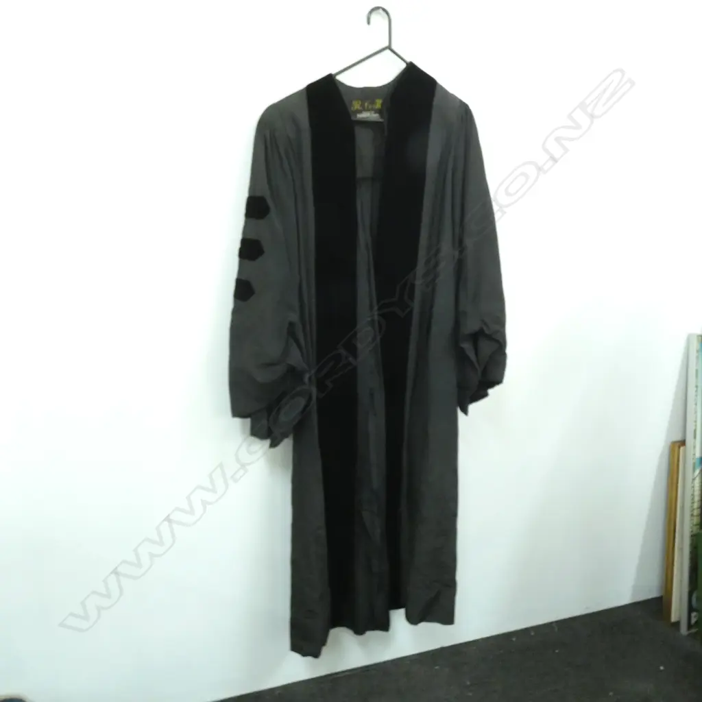 VINTAGE ACADEMIC GOWN CHICAGO MAKER Image 1++