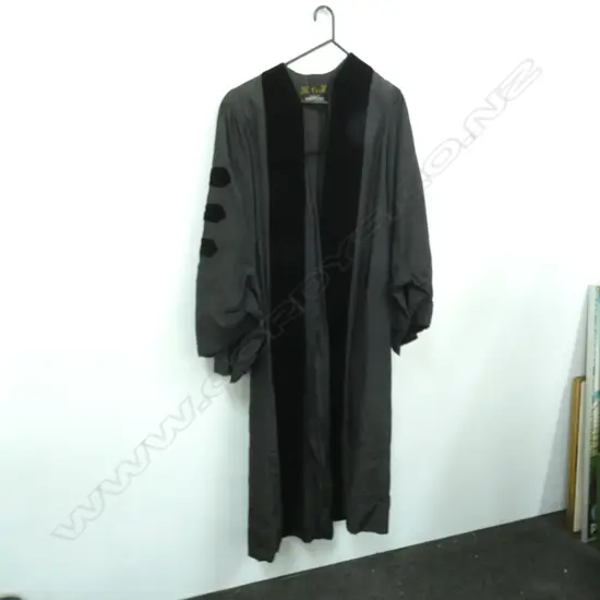 VINTAGE ACADEMIC GOWN CHICAGO MAKER