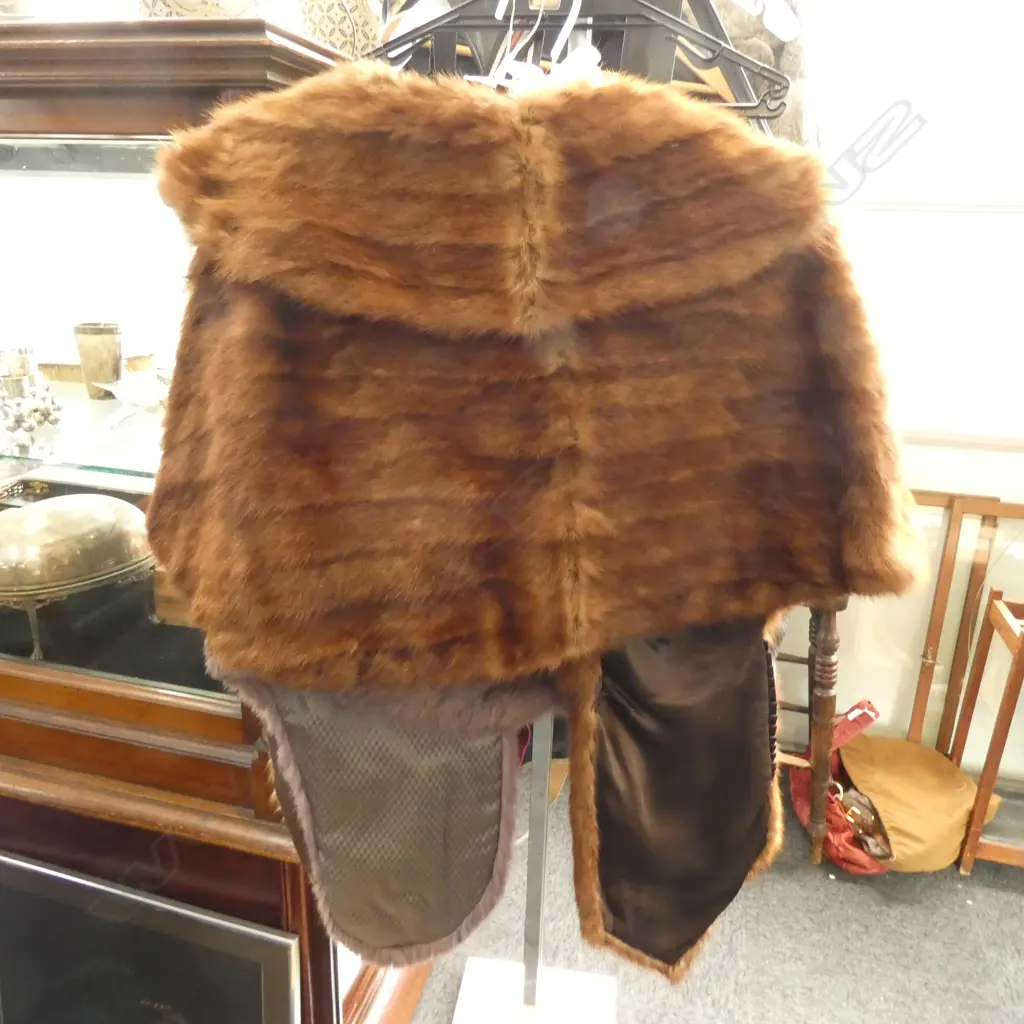 2 VINTAGE FUR STOLES  Image 1++