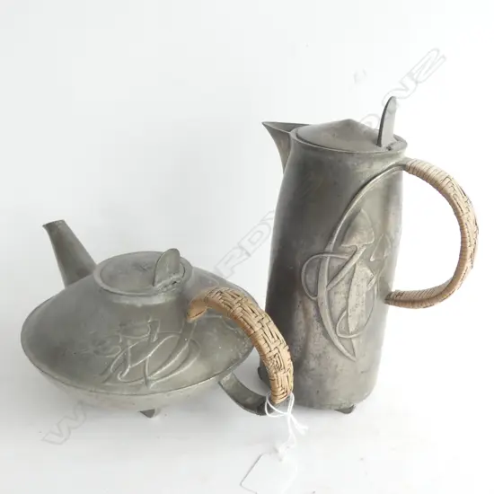 TUDRIC ENGLISH PEWTER TEAPOT & JUG H.225mm
