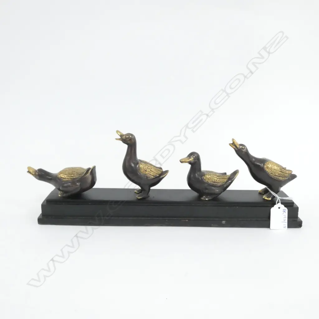 4 DUCKS ON STAND BRONZE WITH ANTIQUE FINISH L.370mm Image 1++