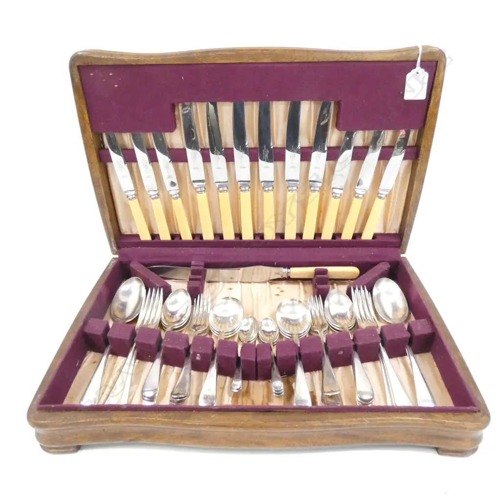 CUTLERY CANTEEN INCL. 13 'BONE' KNIVES  Image 1++