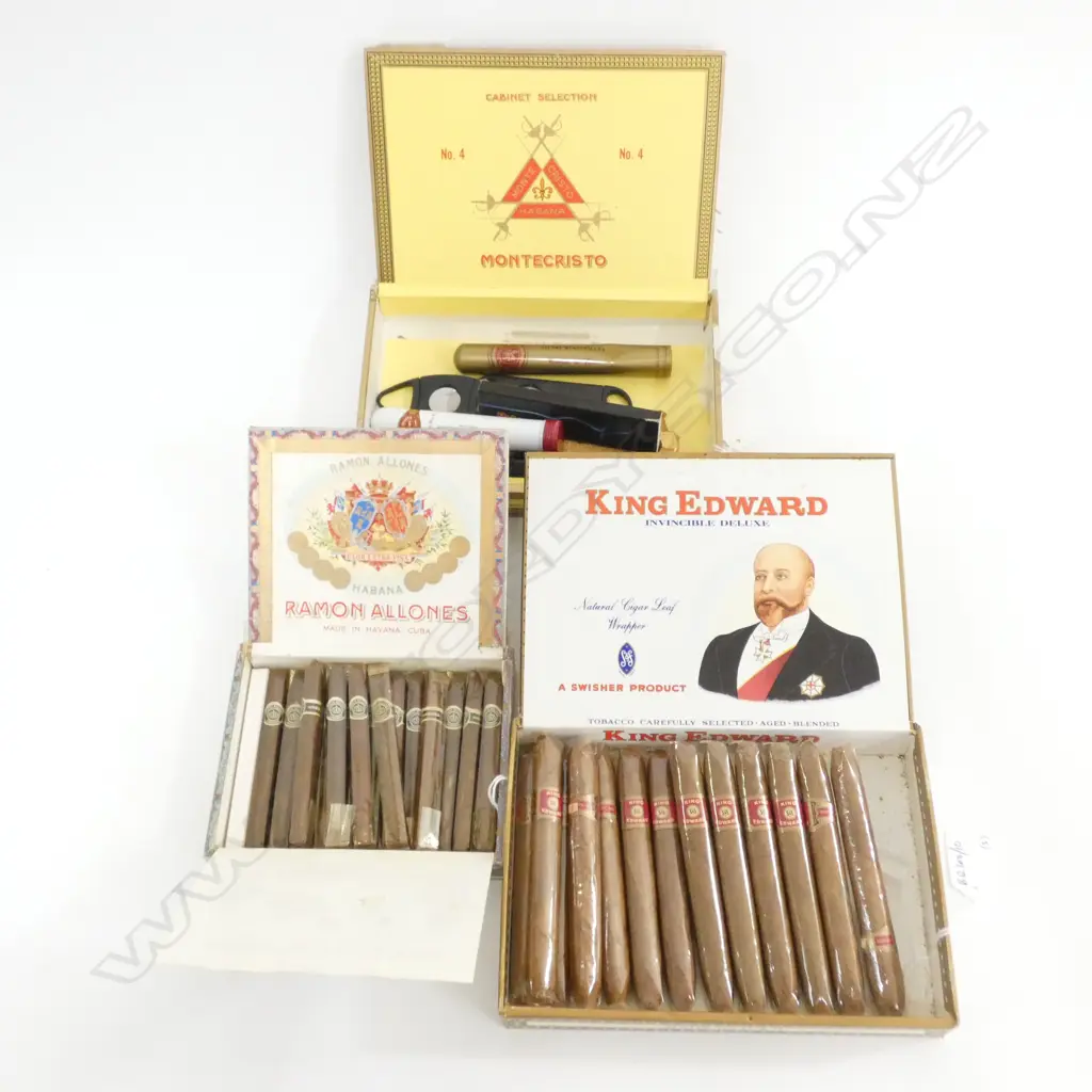 3 CIGAR BOXES /CUTTERS+ APPROX 31 CIGARS Image 1++