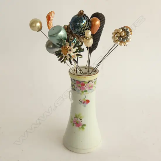 11 VINTAGE HATPINS IN STAND H.120mm