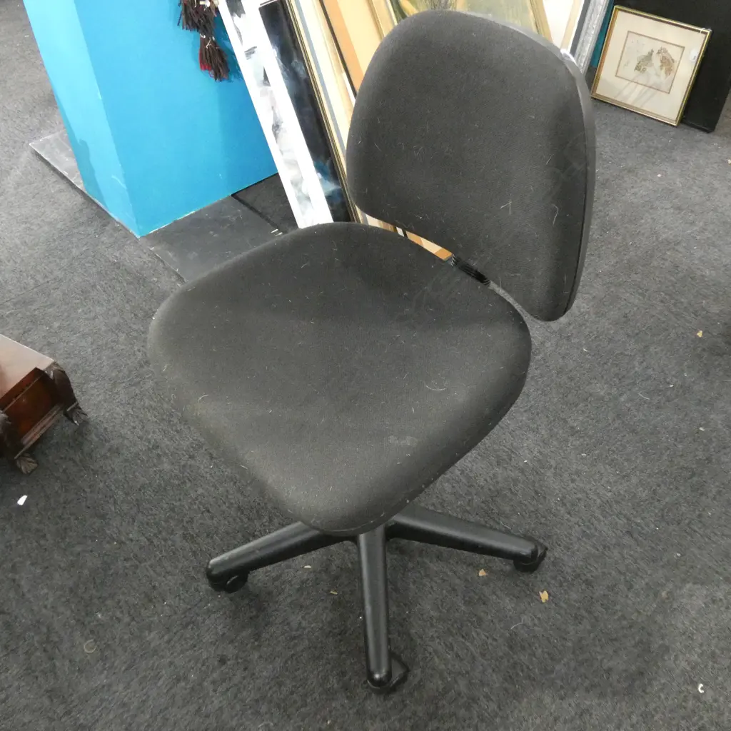 SWIVEL OFFICE CHAIR  Image 1++