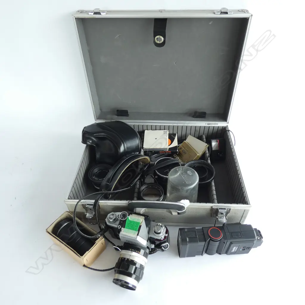 NIKON F 35MM CAMERA & HARD TRAVEL CASE... Image 1++